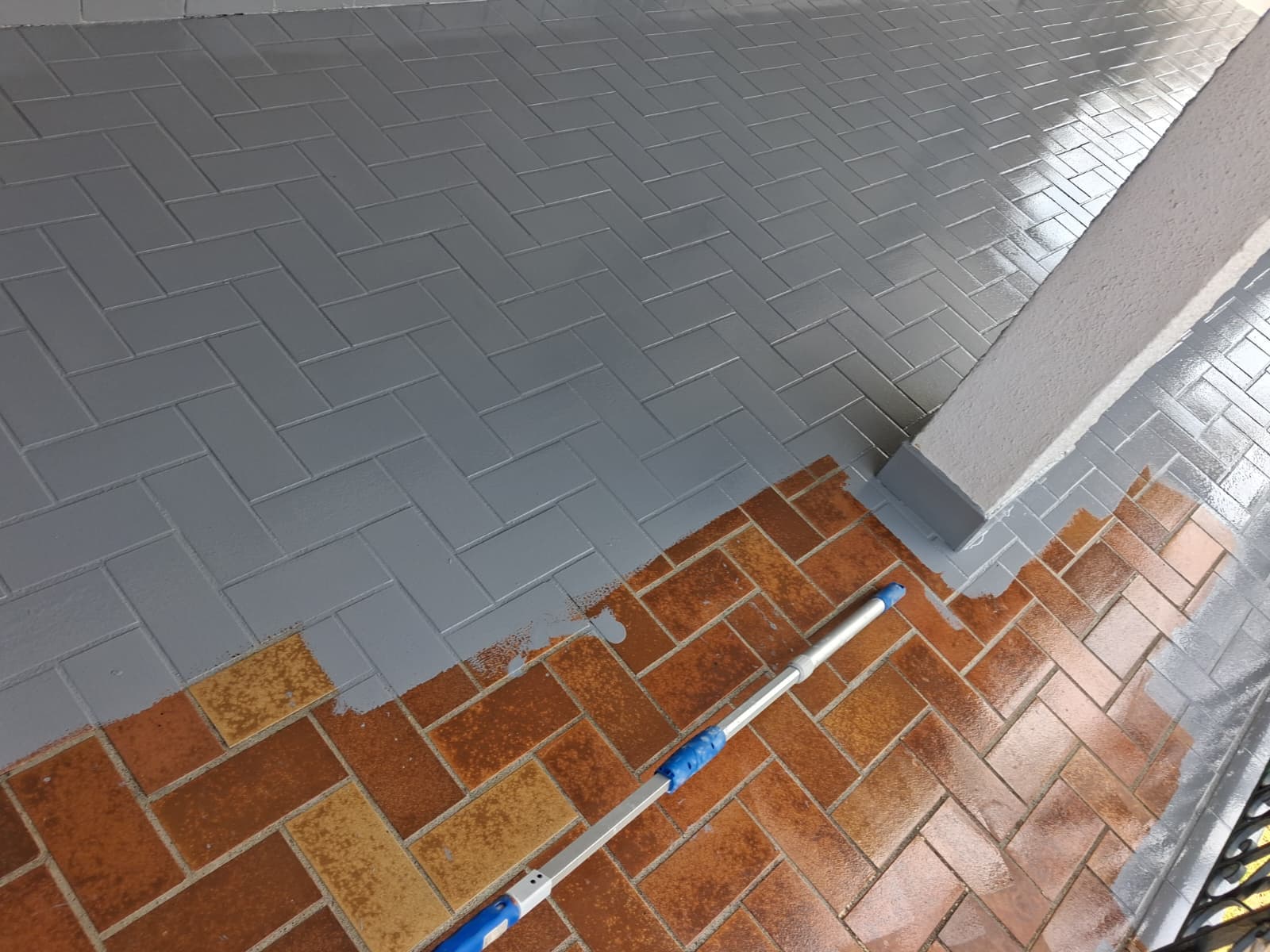Sol de terrasse en cours de peinture, avant et après